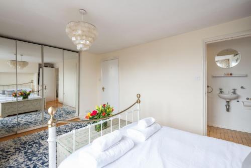 Veeve - The Warwick Avenue Retreat - image 12