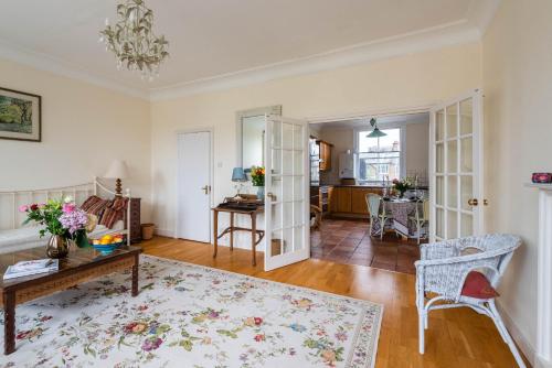 Veeve - The Warwick Avenue Retreat - image 8