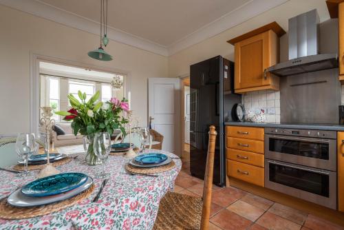 Veeve - The Warwick Avenue Retreat - image 5
