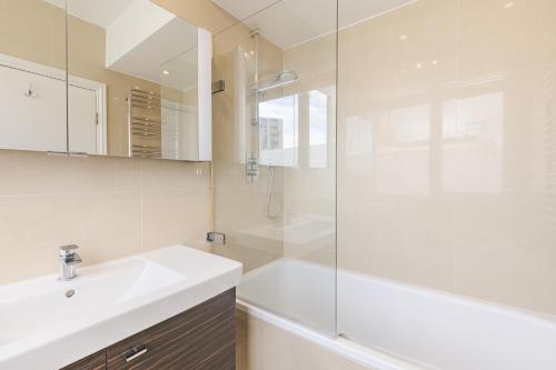 Veeve - Chelsea Harbour Elegance - image 12