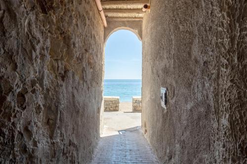 Una porta a mare