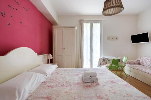 1 queen bed, 1 twin bed
