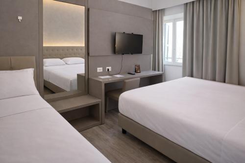 1 queen bed, 1 twin bed