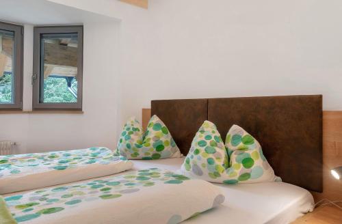 2 bedrooms, 5 beds