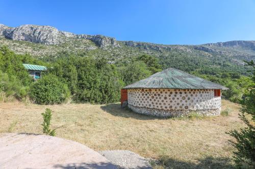 Vista exterior, Case Africaine in La Martre