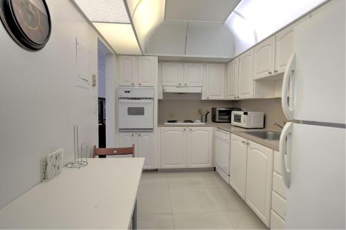 Hollywood Condos - image 3