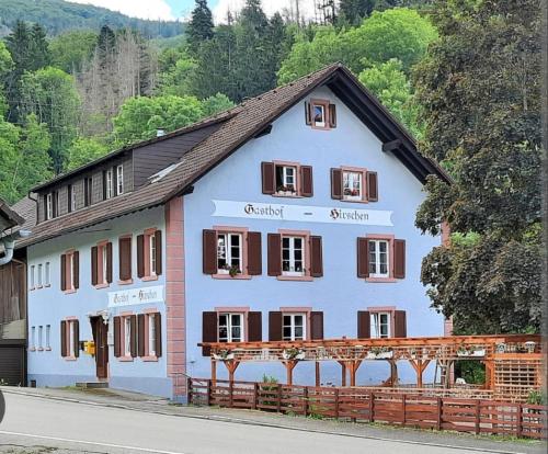 Gasthaus Hirschen Holl – khách sạn tại Kleines Wiesental