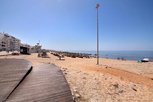 Moderno e acolhedor com vista mar - image 3