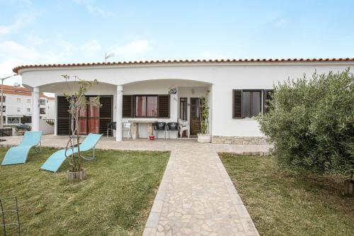 Exterior view, Villa Bartoni in Picao