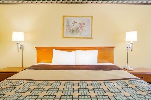 1 king bed, 1 sofa bed