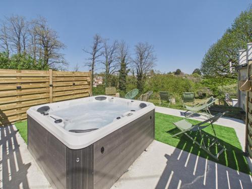 Grand jardin, terrasse et jacuzzi - maison pour 7 gîte à louer La Talerie