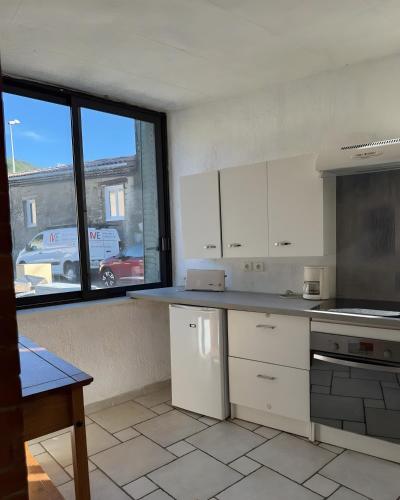 virtuve, Gîte 4 personnes – Drôme provençale (Gite 4 personnes – Drome provencale) in Puī Senmartēna