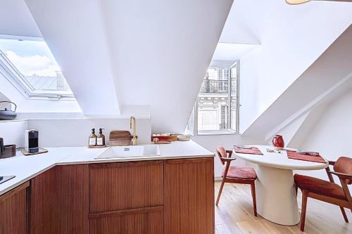 Charming flat near Saint-Germain-des-Prés - image 12