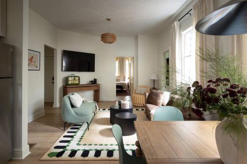 Walkable Retro Retreat with Fire Pit and Game Room – khách sạn tại Clifton