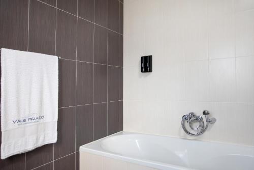 Vannituba, Villa Rosa com Piscina e Jacuzzi in Salir de Matos