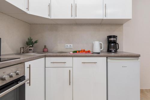 virtuve, Seaside Apartment in the Woods with Balcony & 1 Bedroom by Noclegi Renters in Lukecin