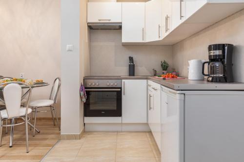 virtuve, Seaside Apartment in the Woods with Balcony & 1 Bedroom by Noclegi Renters in Lukecin