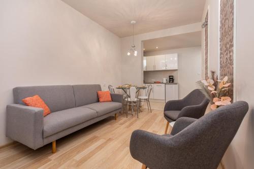 Seaside Apartment in the Woods with Balcony & 1 Bedroom by Noclegi Renters in Lukecin