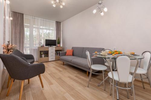 Istaba viesiem, Seaside Apartment in the Woods with Balcony & 1 Bedroom by Noclegi Renters in Lukecin