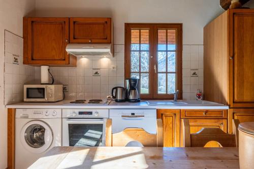 Kitchen, Chalet Savoiage - 13 personnes in Saint Colomban Des Villards
