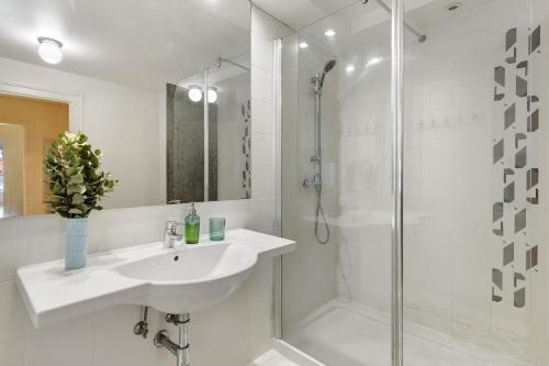 Apartamento central com vista rio - image 5