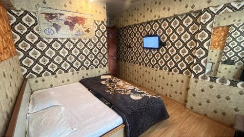 R Krishna Hotel - Srinagar
