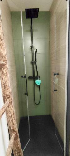 Shower, Cottage entre Terre & Mer in Locqueltas
