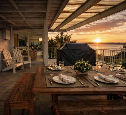 Waterfront Escape with Sunset Views & Kayaks – khách sạn tại Dawesville