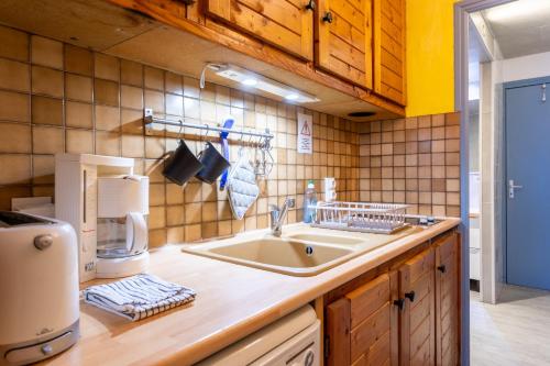 virtuve, L'Alpazen Jouve Studio Terrasse in Aiguilles