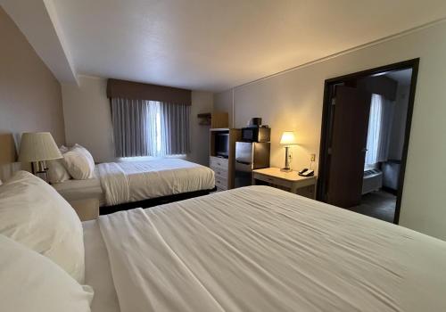 3 queen beds