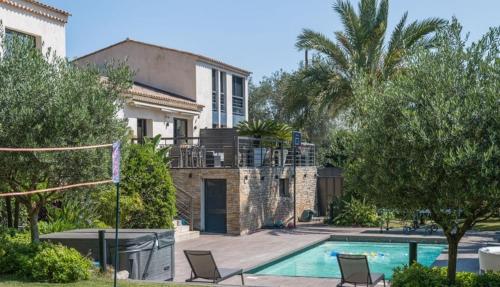 3 Bedrooms Apartment Villa with Private Garden and Pool