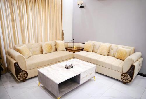 Luxery House IN DHA FOR FAMILY – khách sạn tại Sarwar Colony