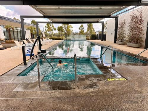 Park-fronted Luxury Grand Family House with Free Gym, Heated Pool and Spa! in Manor Lakes