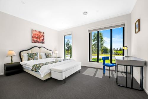 Guestroom, Park-fronted Luxury Grand Family House with Free Gym, Heated Pool and Spa! in Manor Lakes
