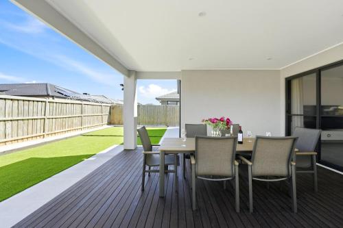 Park-fronted Luxury Grand Family House with Free Gym, Heated Pool and Spa! in Manor Lakes