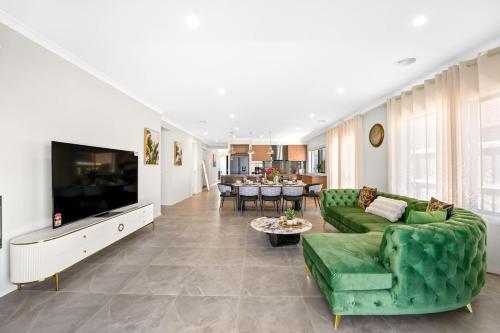Park-fronted Luxury Grand Family House with Free Gym, Heated Pool and Spa! in Manor Lakes