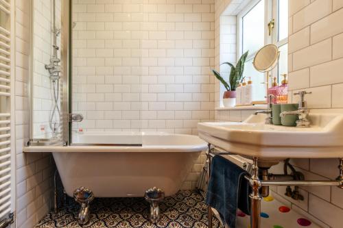 Fürdőszoba, Beautiful Two Bedroom Cottage in Oxfordshire in Warborough