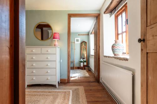 Beautiful Two Bedroom Cottage in Oxfordshire in Warborough