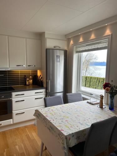 Зручності, Vangsnes - charming apartment with Fjord view in Вангснес