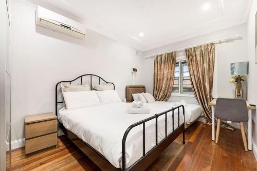 Warm house for family retreat in Banksia