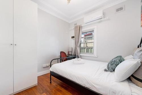 Warm house for family retreat in Banksia