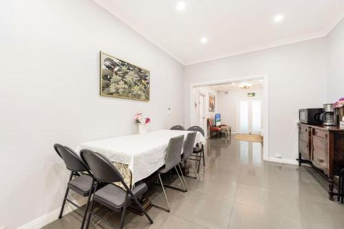 Warm house for family retreat in Banksia