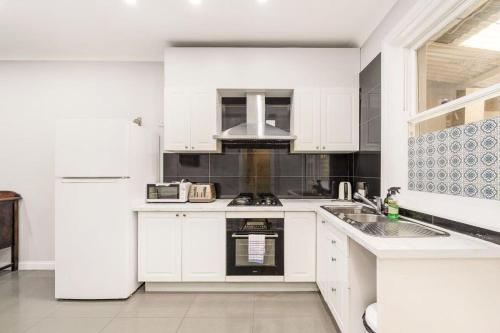 Warm house for family retreat in Banksia