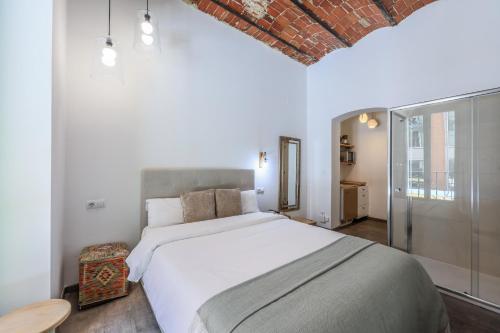 AmazINN Places Preciados Room Type - Studio Apartment