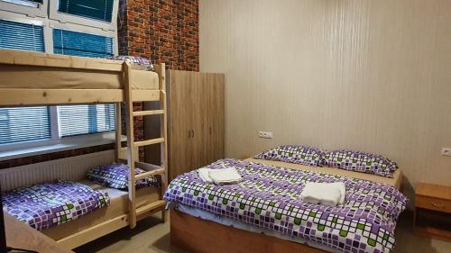 2 bedrooms, 5 beds