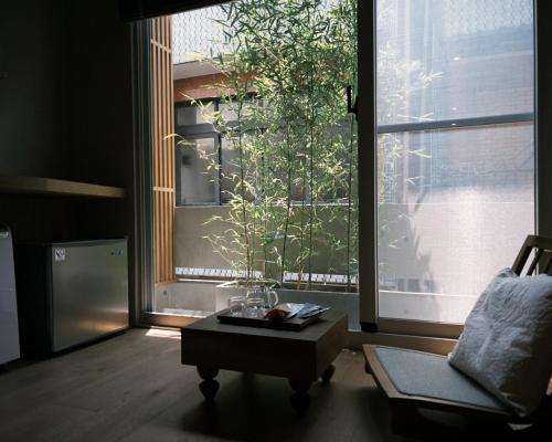 A moment between stay - image 3