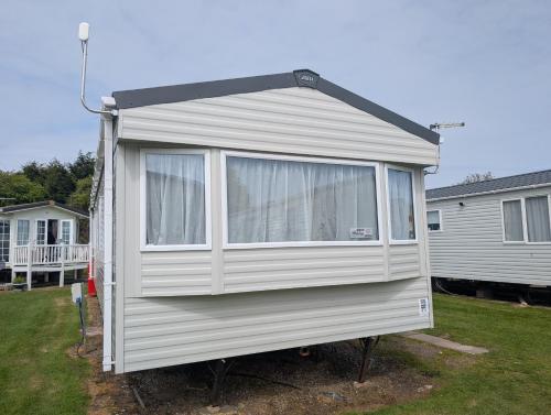 Coastal Comfort Relaxing 3-Bed Holiday Home at Marlie Holiday Park in St Mary in the Marsh