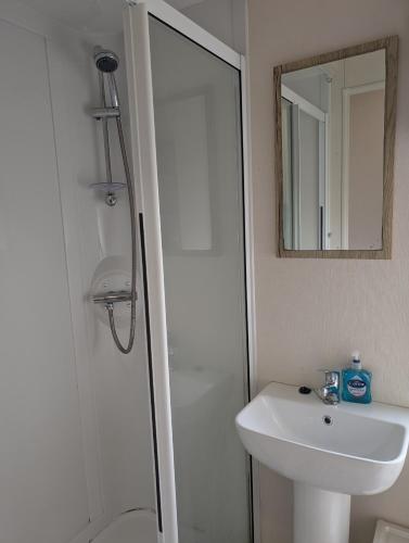 Fürdőszoba, Coastal Comfort Relaxing 3-Bed Holiday Home at Marlie Holiday Park in St Mary in the Marsh