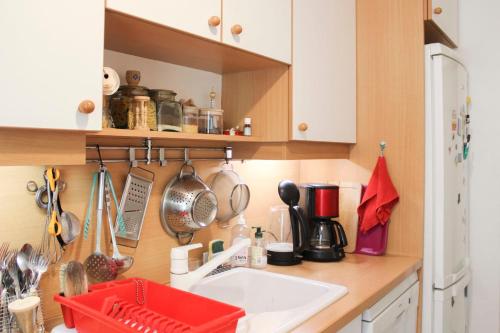 Quiet 86m apt with balconies & parking - image 7