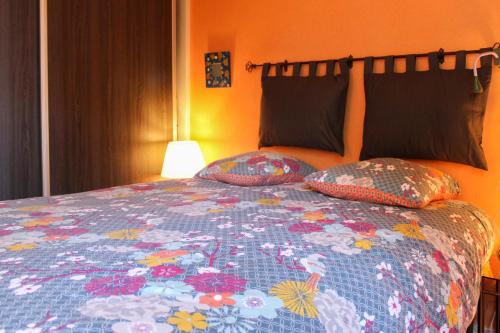 Quiet 86m apt with balconies & parking - image 2